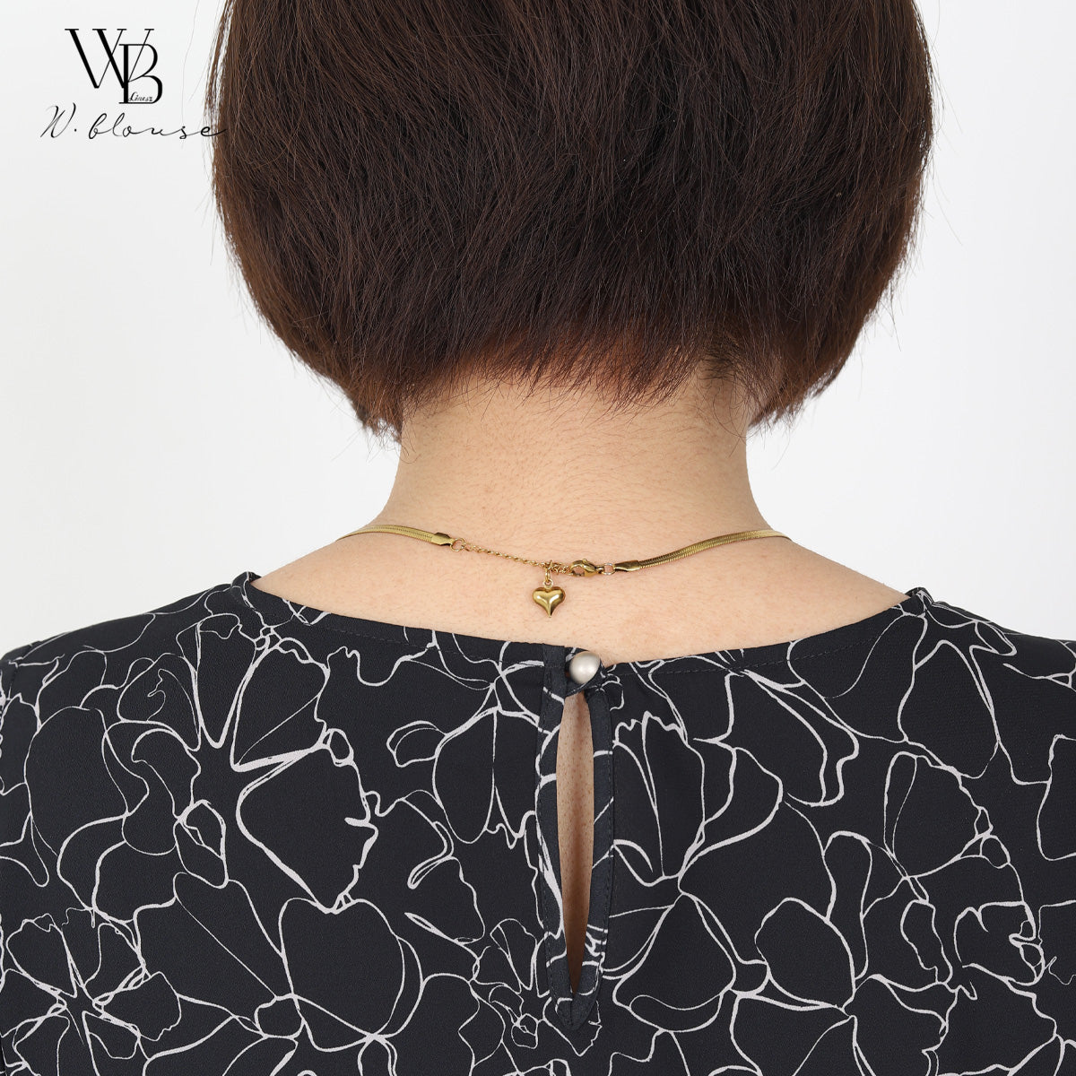 WB Lines II - Calla Butterfly-Cut Top เสื้อเบลาส์ทรงผีเสื้อลายดอกคาลล่า เรียบหรู สง่างาม สีดำ รุ่น VY63081