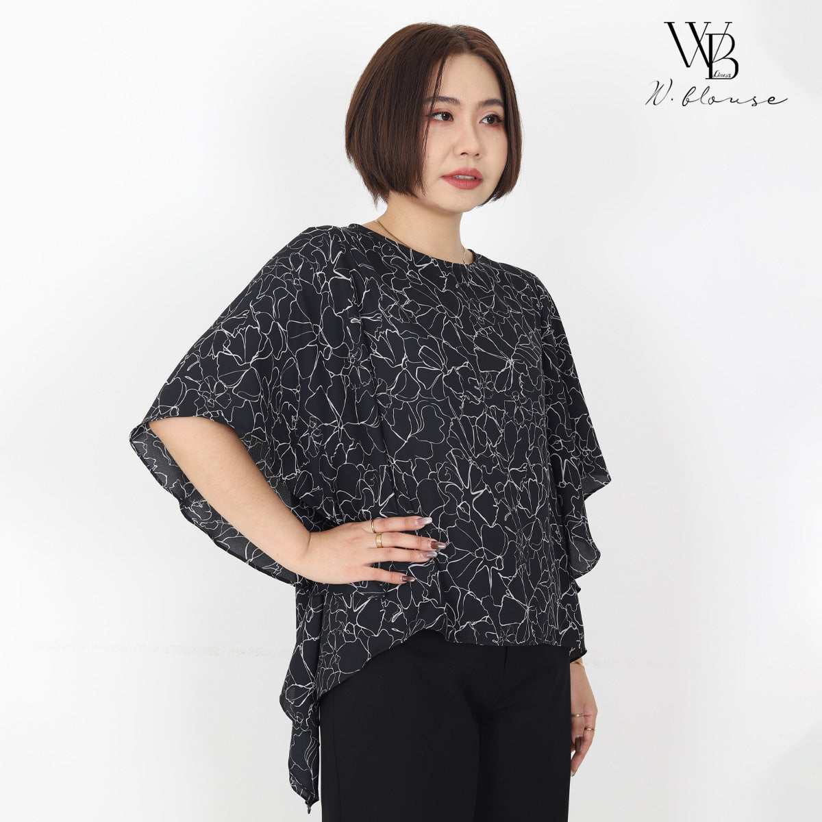 WB Lines II - Calla Butterfly-Cut Top เสื้อเบลาส์ทรงผีเสื้อลายดอกคาลล่า เรียบหรู สง่างาม สีดำ รุ่น VY63081