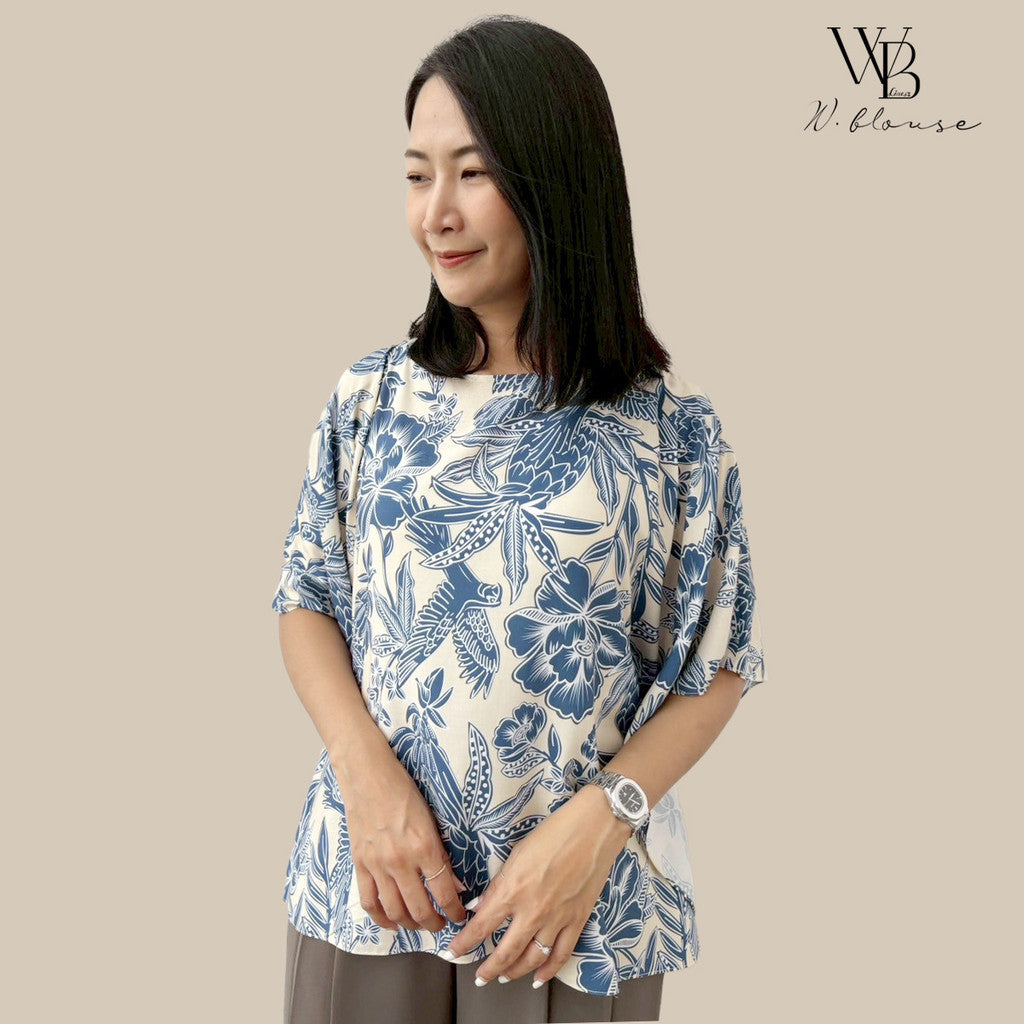 WB Lines II - เสื้อเบลาส์ทรงผีเสื้อ ดีไซน์สบายตา ลายดอกไม้สีฟ้า-น้ำเงิน รุ่น VY6297Y