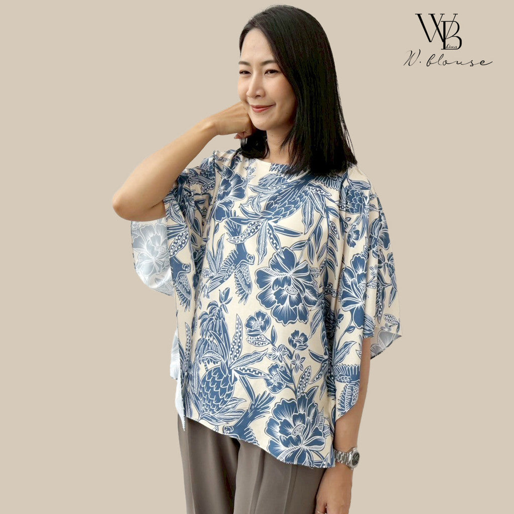 WB Lines II - เสื้อเบลาส์ทรงผีเสื้อ ดีไซน์สบายตา ลายดอกไม้สีฟ้า-น้ำเงิน รุ่น VY6297Y