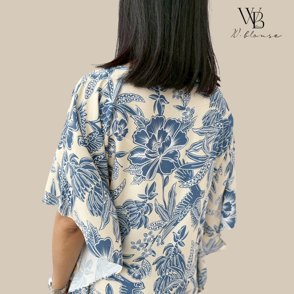WB Lines II - เสื้อเบลาส์ทรงผีเสื้อ ดีไซน์สบายตา ลายดอกไม้สีฟ้า-น้ำเงิน รุ่น VY6297Y