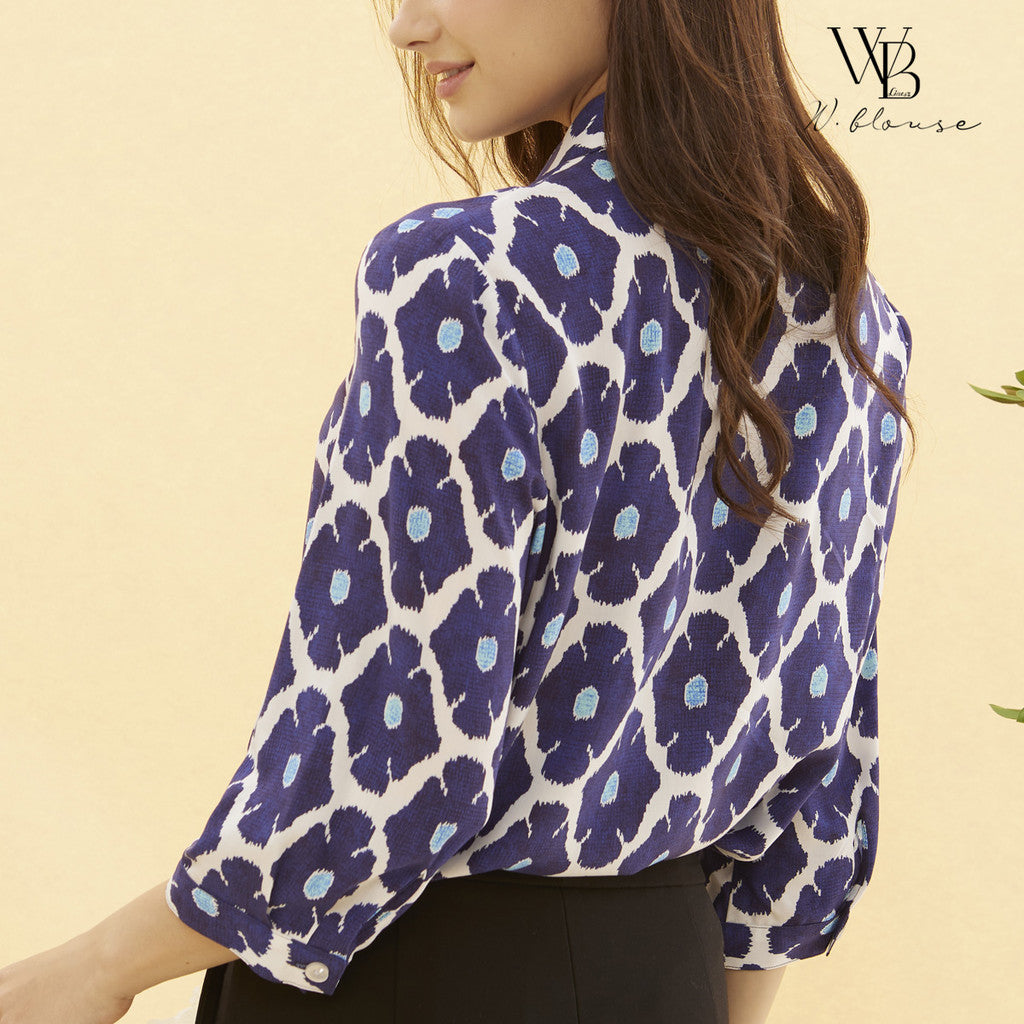 WB Lines II - เสื้อเชิ้ตดีไซน์เรียบหรู ทรงสุภาพ ลายดอกไม้กราฟิก สีน้ำเงินเข้ม รุ่น VY62070