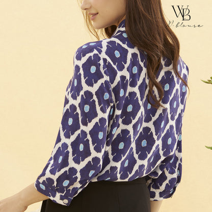 WB Lines II - เสื้อเชิ้ตดีไซน์เรียบหรู ทรงสุภาพ ลายดอกไม้กราฟิก สีน้ำเงินเข้ม รุ่น VY62070