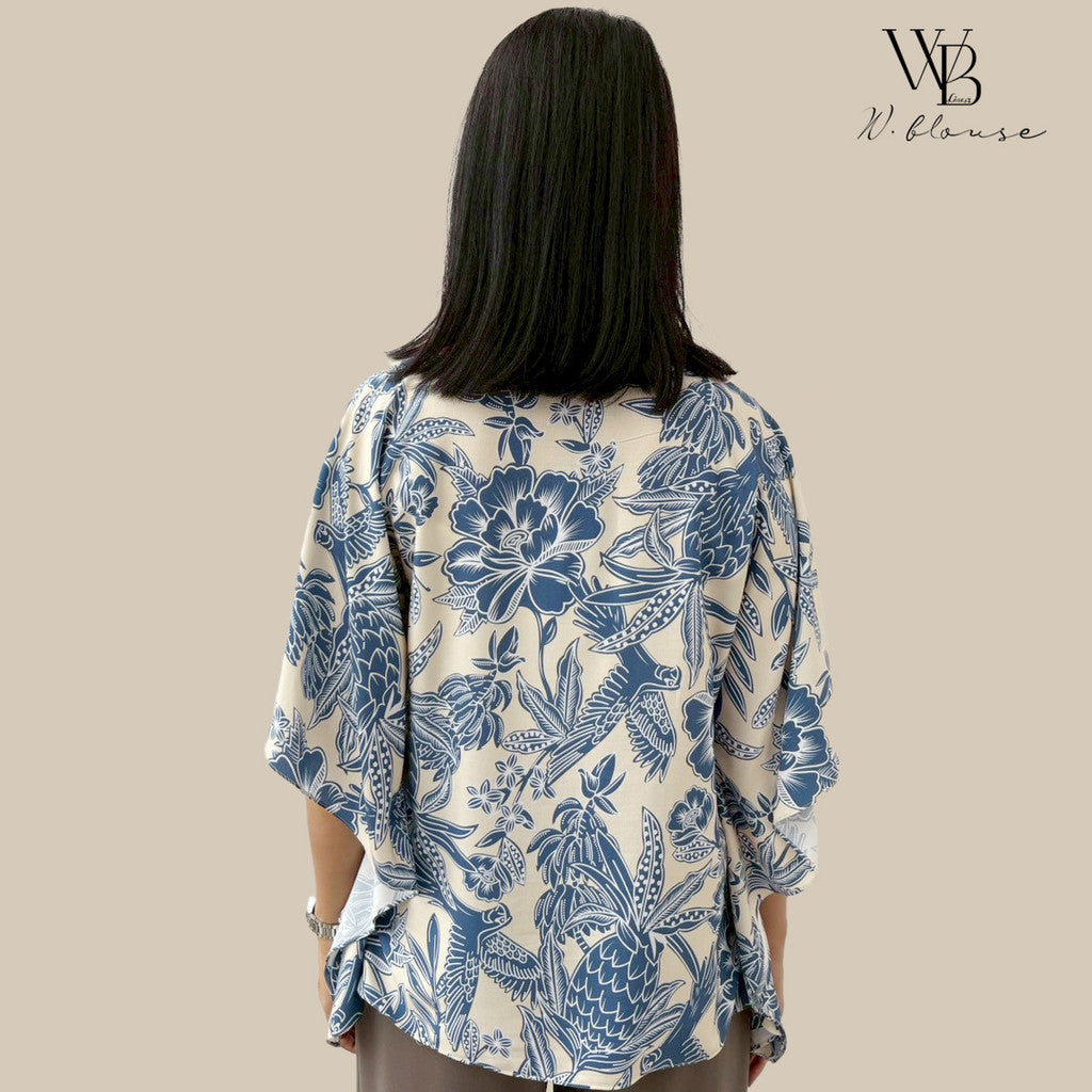 WB Lines II - เสื้อเบลาส์ทรงผีเสื้อ ดีไซน์สบายตา ลายดอกไม้สีฟ้า-น้ำเงิน รุ่น VY6297Y