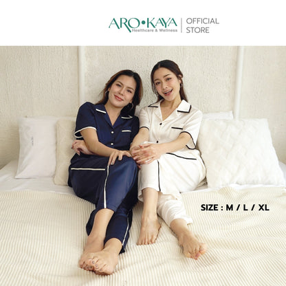 AROKAYA SILKY SATIN NIGHTWEAR - SONIA ชุดนอนซาตินพรีเมียม เสื้อเชิ้ตแขนสั้นกับกางเกงขายาว สีน้ำเงิน สีครีม รุ่น AC2504